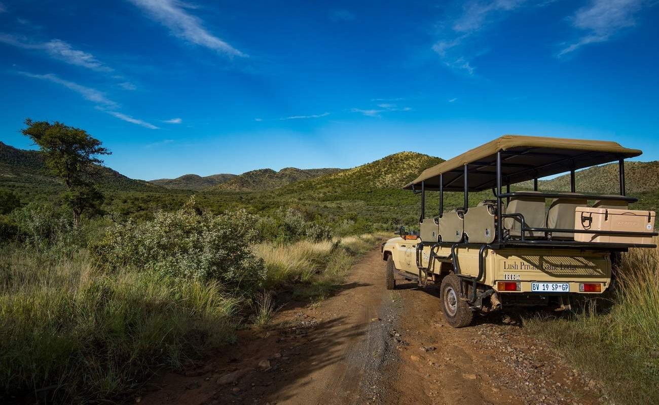 Pirschfahrt im offenen Geländewagen im Black Rhino Game Reserve