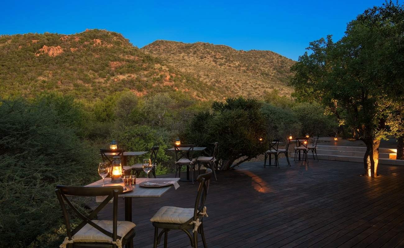 Dinner auf der Veranda in der Lush Private Lodge