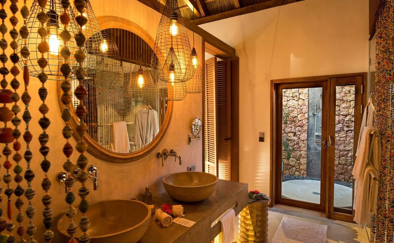 Badezimmer eines Bungalows im Luushotel auf Zanzibar