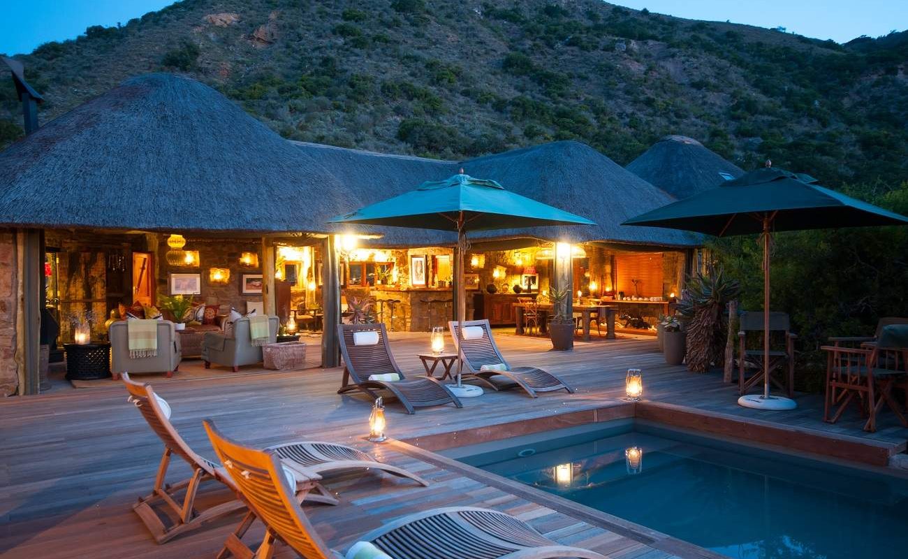 Haupthaus und Pool des Hillsnek Safari Camps