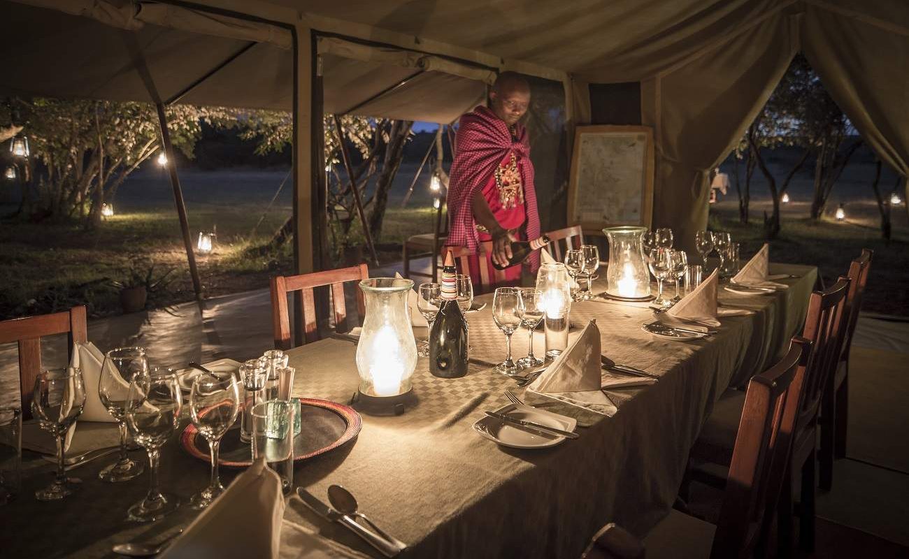 Dinner im Messzelt von Encounter Mara