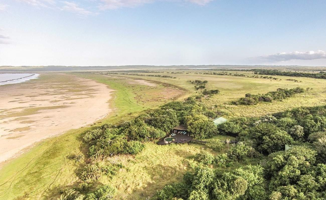 Gesamtansicht der Makakatana Bay Lodge