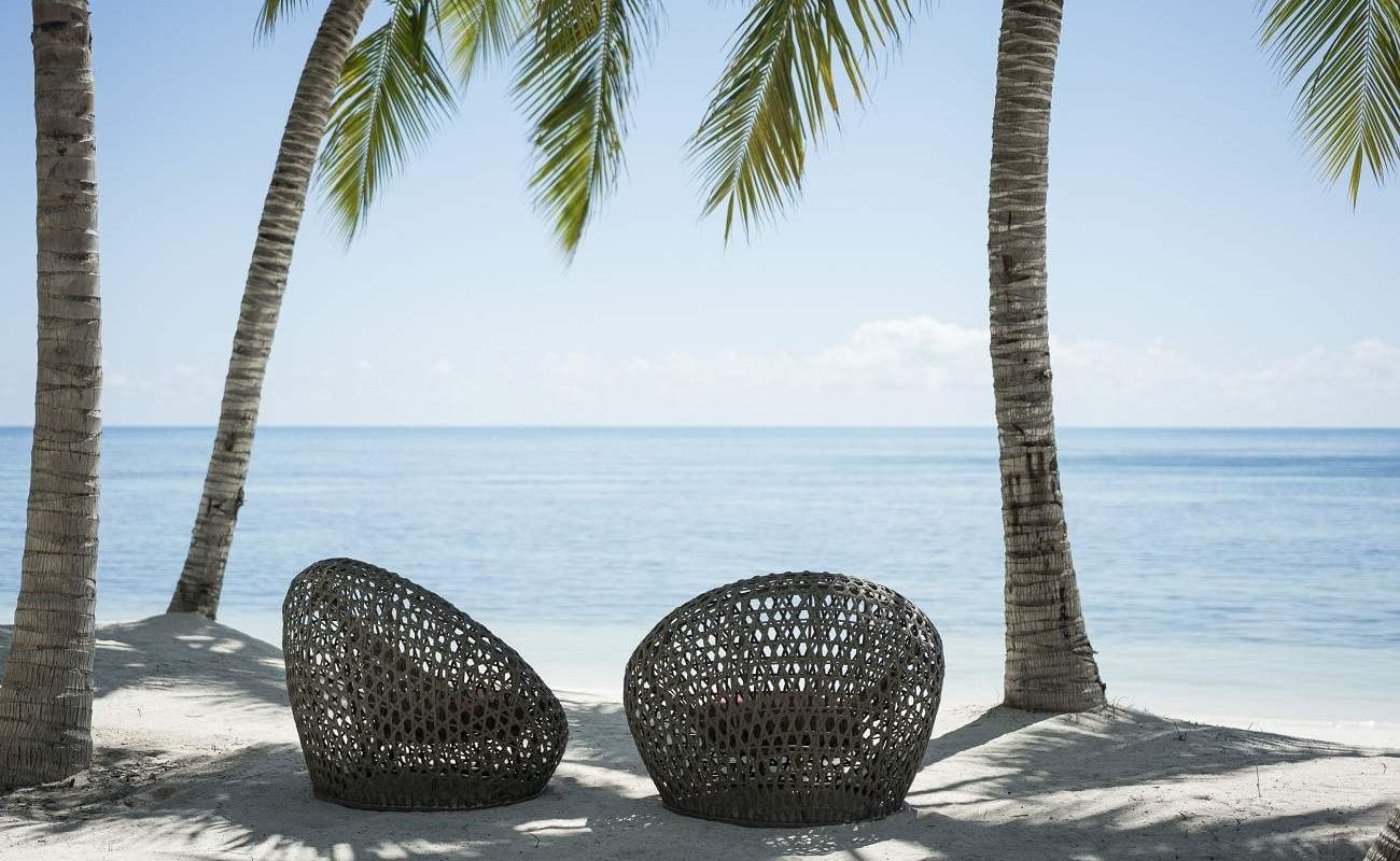 Am weißen Traumstrand der Amiranteninsel Am Traumstrand des Four Season Desroches Island Seychellen