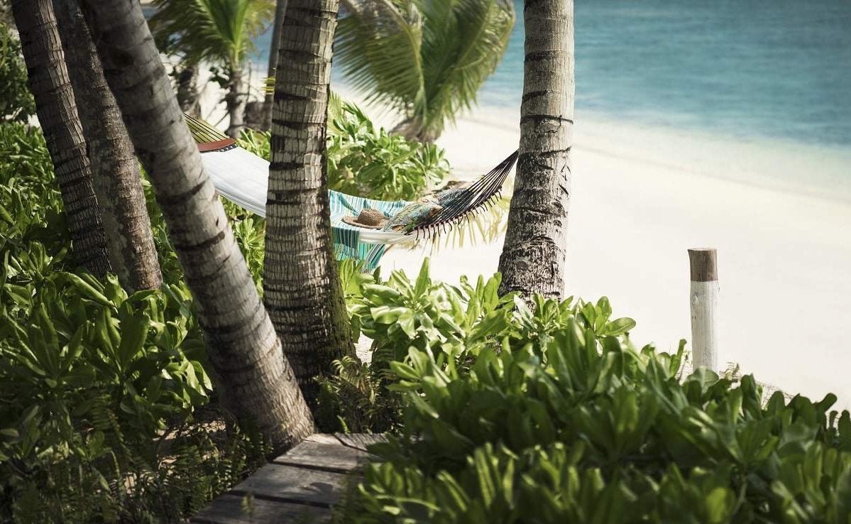 Entspannung in der Hängematte Liegematte am Strand von Desroches