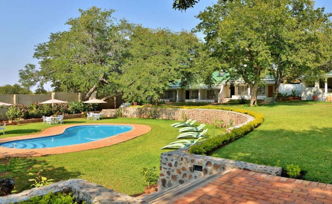 Pool und Garten des Boutiquehotels in Victoria Falls