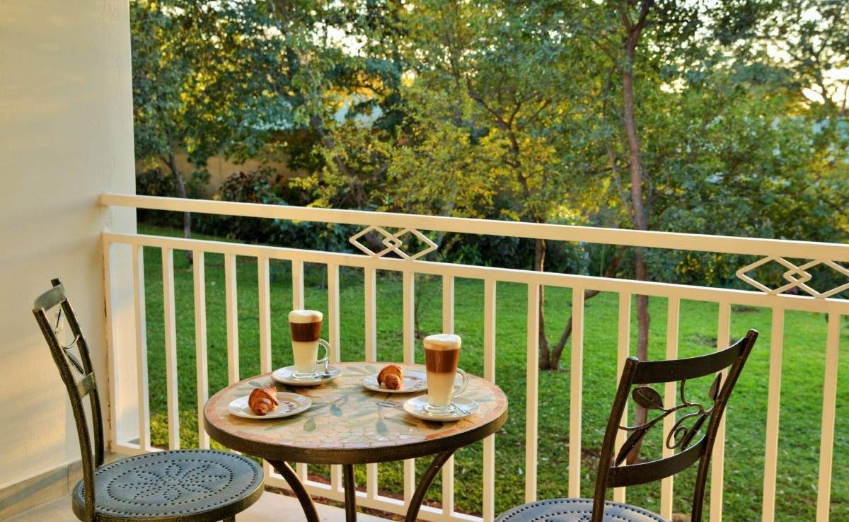 Balkon eines Zimmers der Batonka Guest Lodge