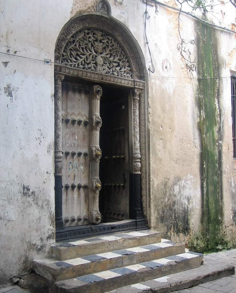 Indische Tür mit Messingnieten in Stone Town