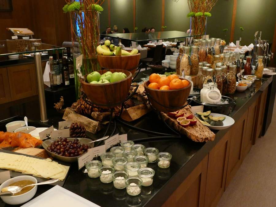 Frühstücksbuffet im Kempinski das Tirol