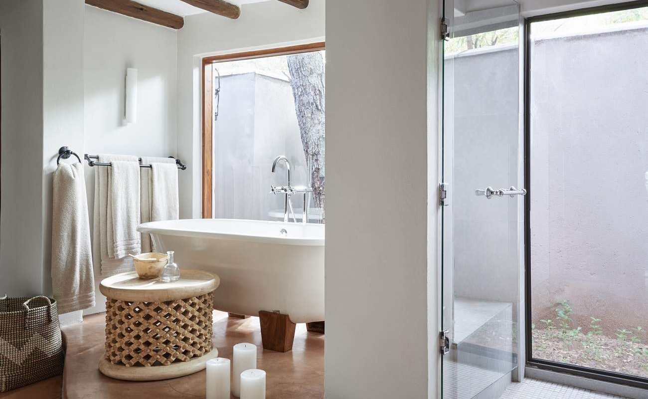 Freistehende Badewanne in Chobe Chilwero