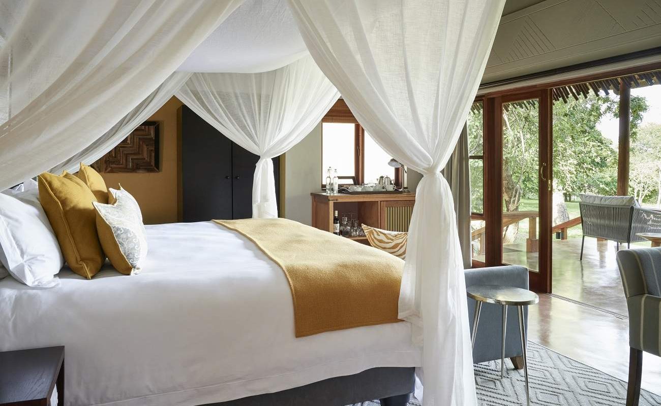 Blick vom Himmelbett auf die Terrasse in Chobe Chilwero