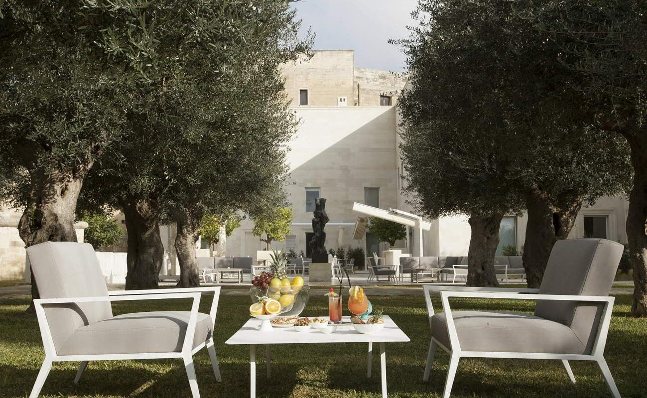 Ein Aperive im Garten des Urban Resorts in Lecce