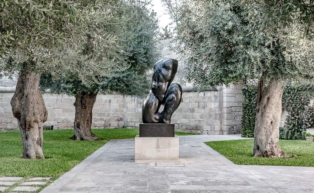 Kunstwerke im Garten des Luxusresorts in Lecce