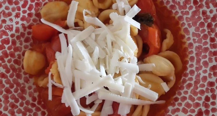 Tpyisch Apulien: Orechiette mit Kirschtomaten und Carcioricotta