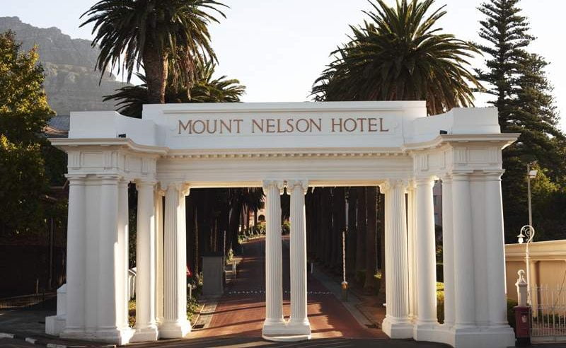 Eingang und Palmenallee des Mount Nelson