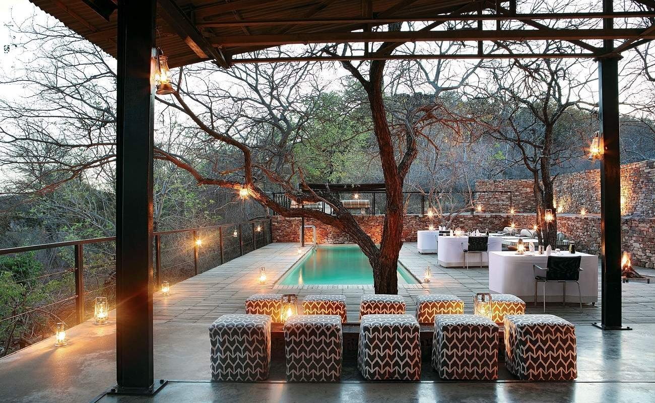 Dinner am Pool von The Outpost