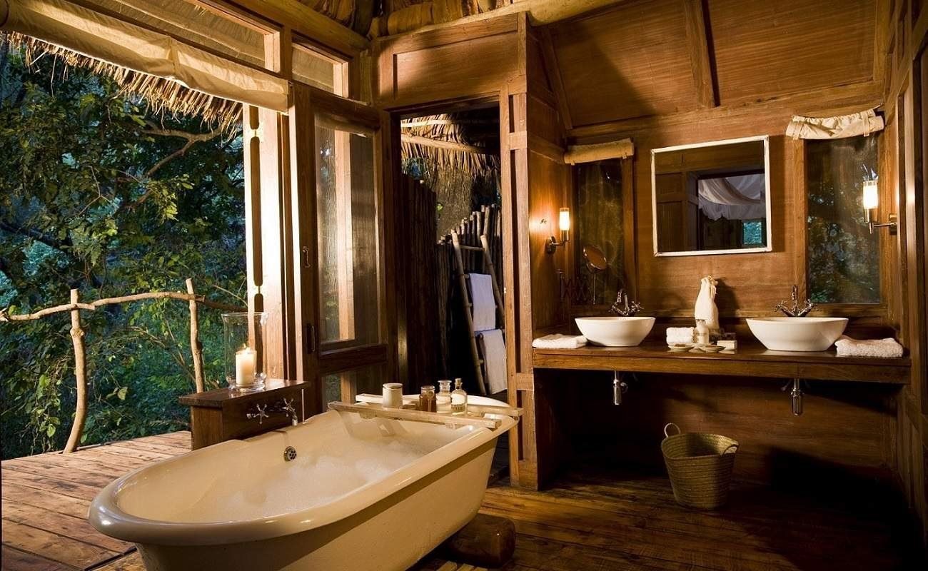 Badezimmer einer Suite in der Manyara Tree Lodge