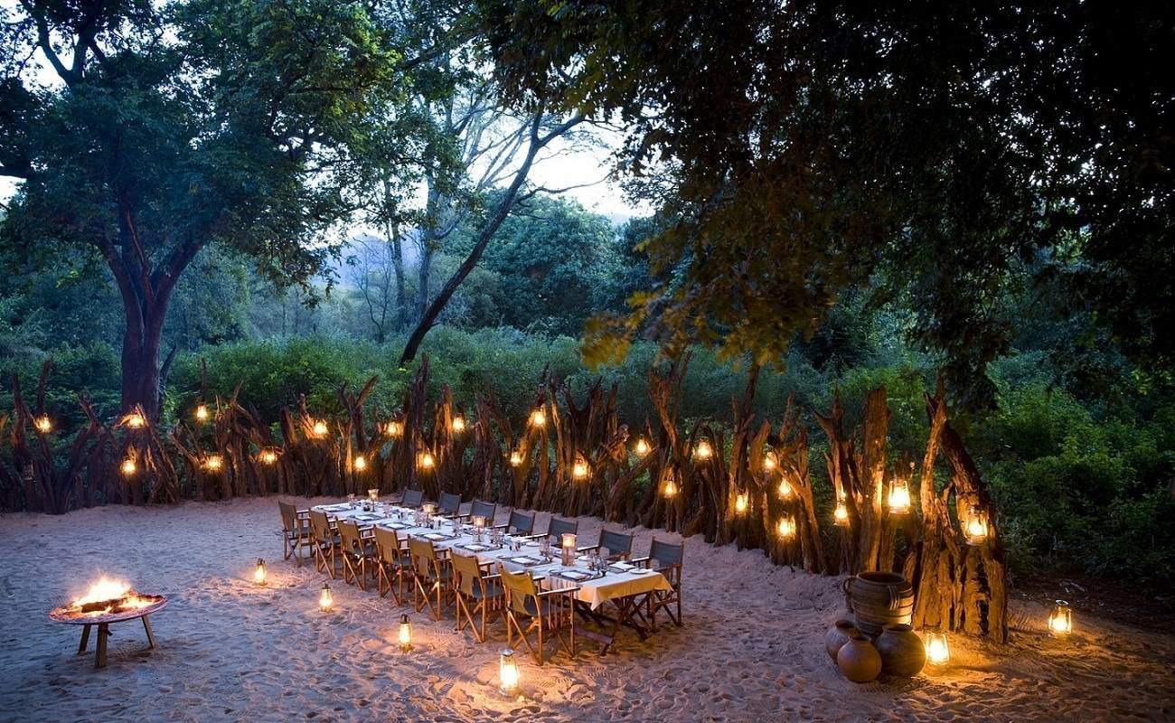 Ein Boma Dinner gehört zu einer Luxussafari in Tansania dazu