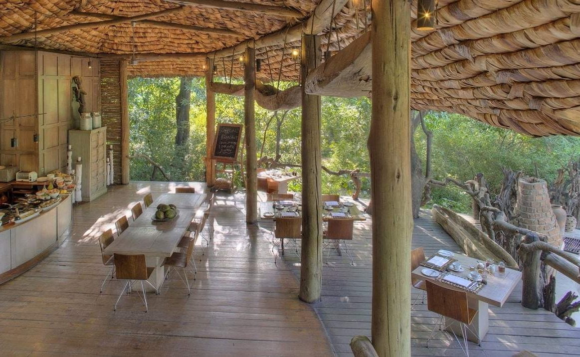 Das exklusive Haupthaus der Luxuslodge Tansania