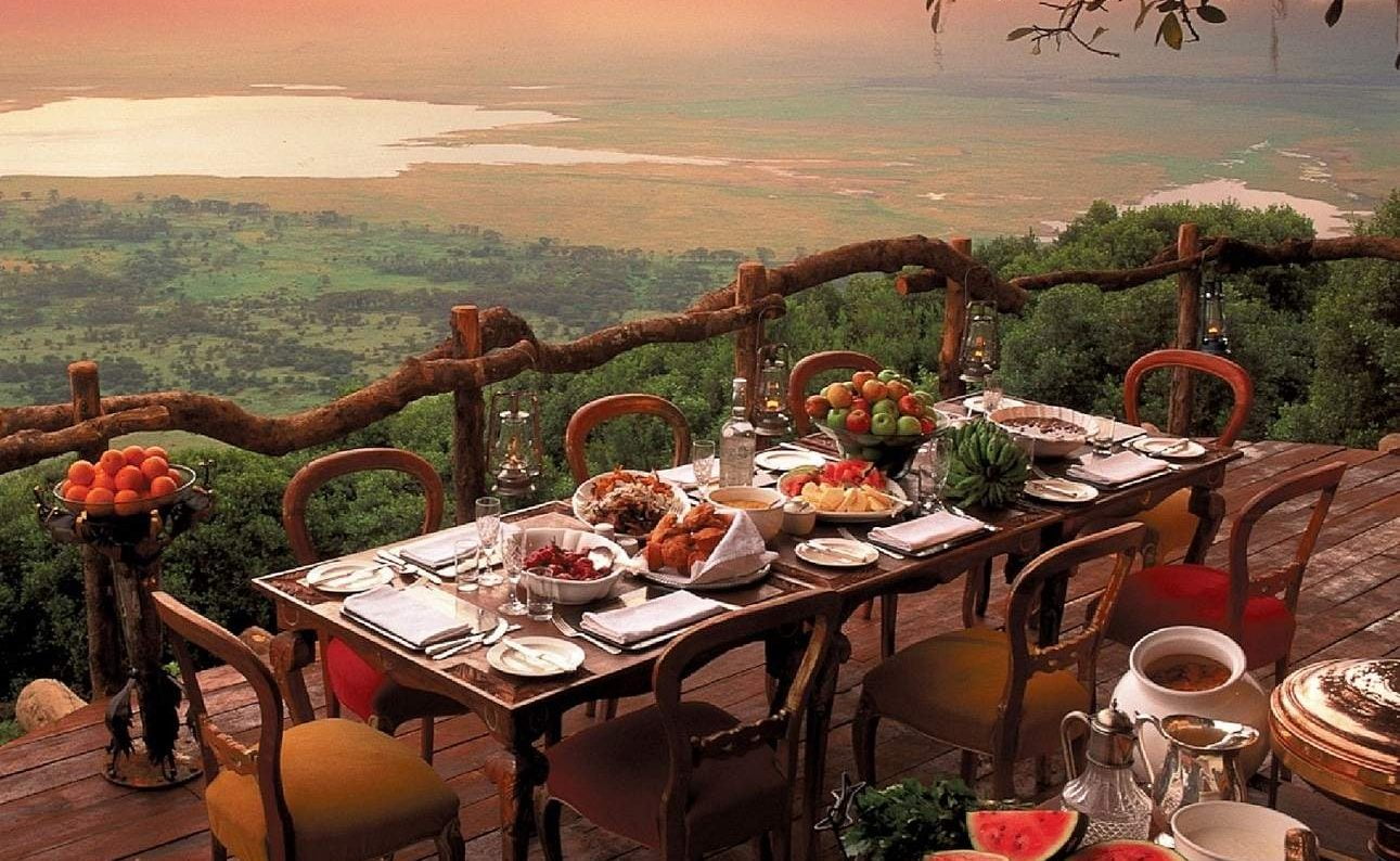 Einer der schönsten Plätze in Tanzania - die Veranda der Crater Lodge