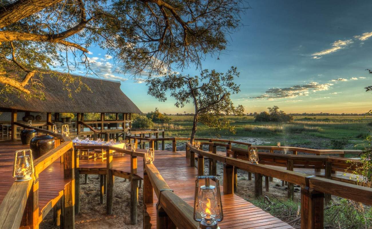 Alles steht auf Holzplattformen im Camp Okavango