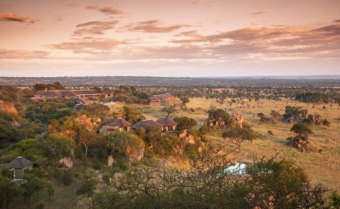 Luxussafari in Tansania in der Four Seasons Serengeti Safari Lodge mit herrlichem Blick über die Serengeti