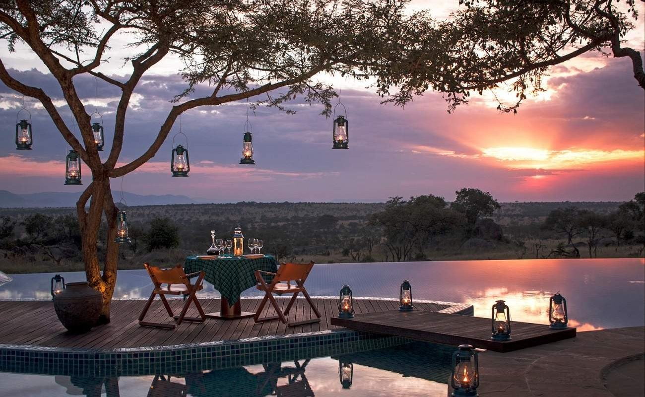 Privates Dinner am Pool in der Luxuslodge