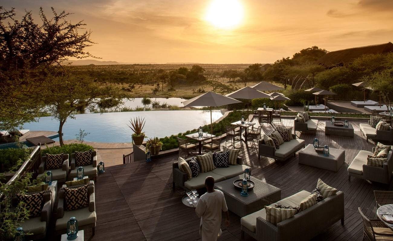 Bar des Four Seasons mit Blick auf die Serengeti