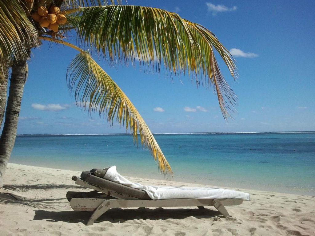 Liegestuhl am Strand des Lux Le Morne