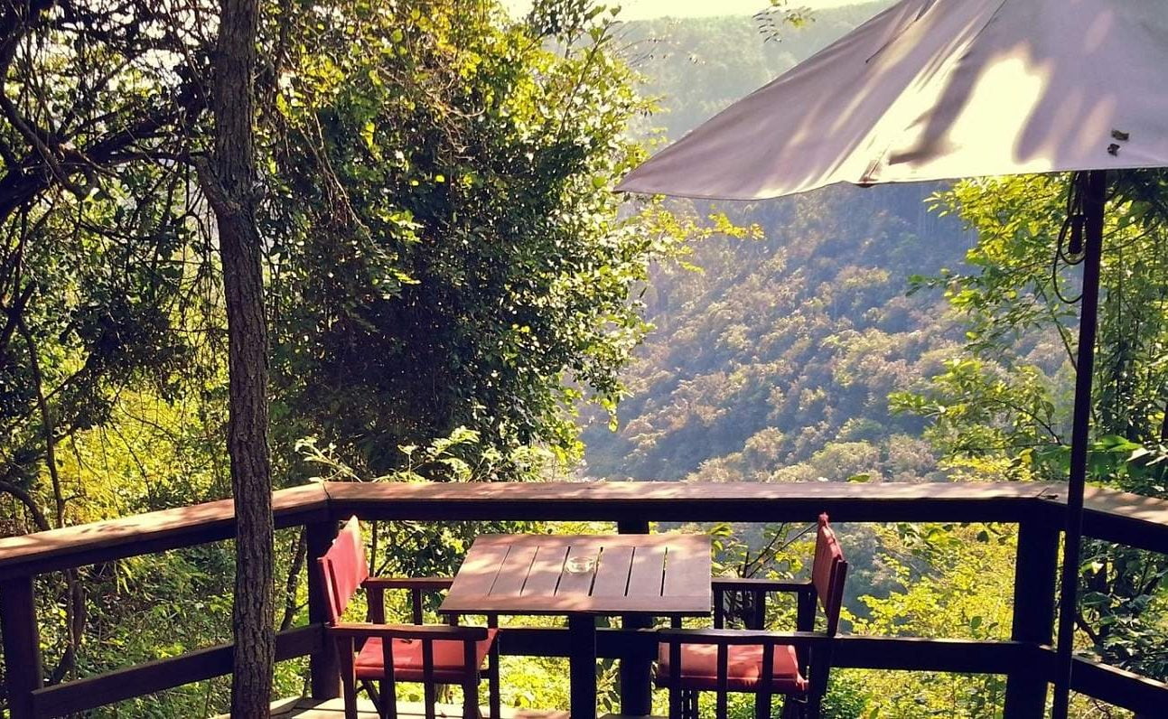 Tanamera Luxury Chalet River View Veranda Veranda eines River View Chalets in Tana Mera