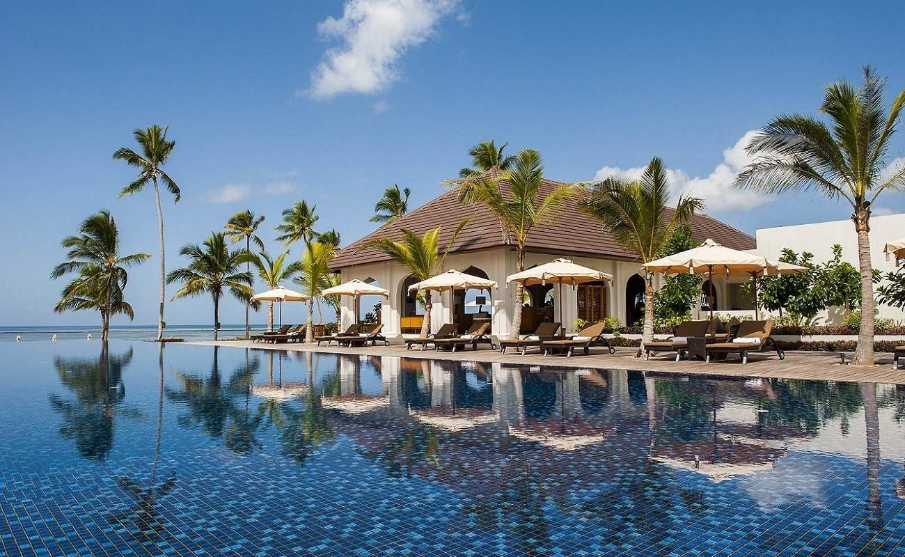 Am Pool des Luxushotels auf Sansibar