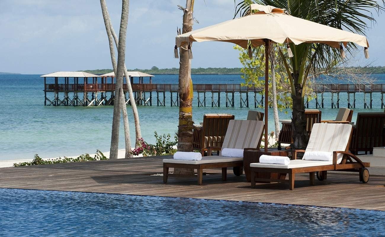 Liegestühle am Pool des Luxushotels auf Sansibar