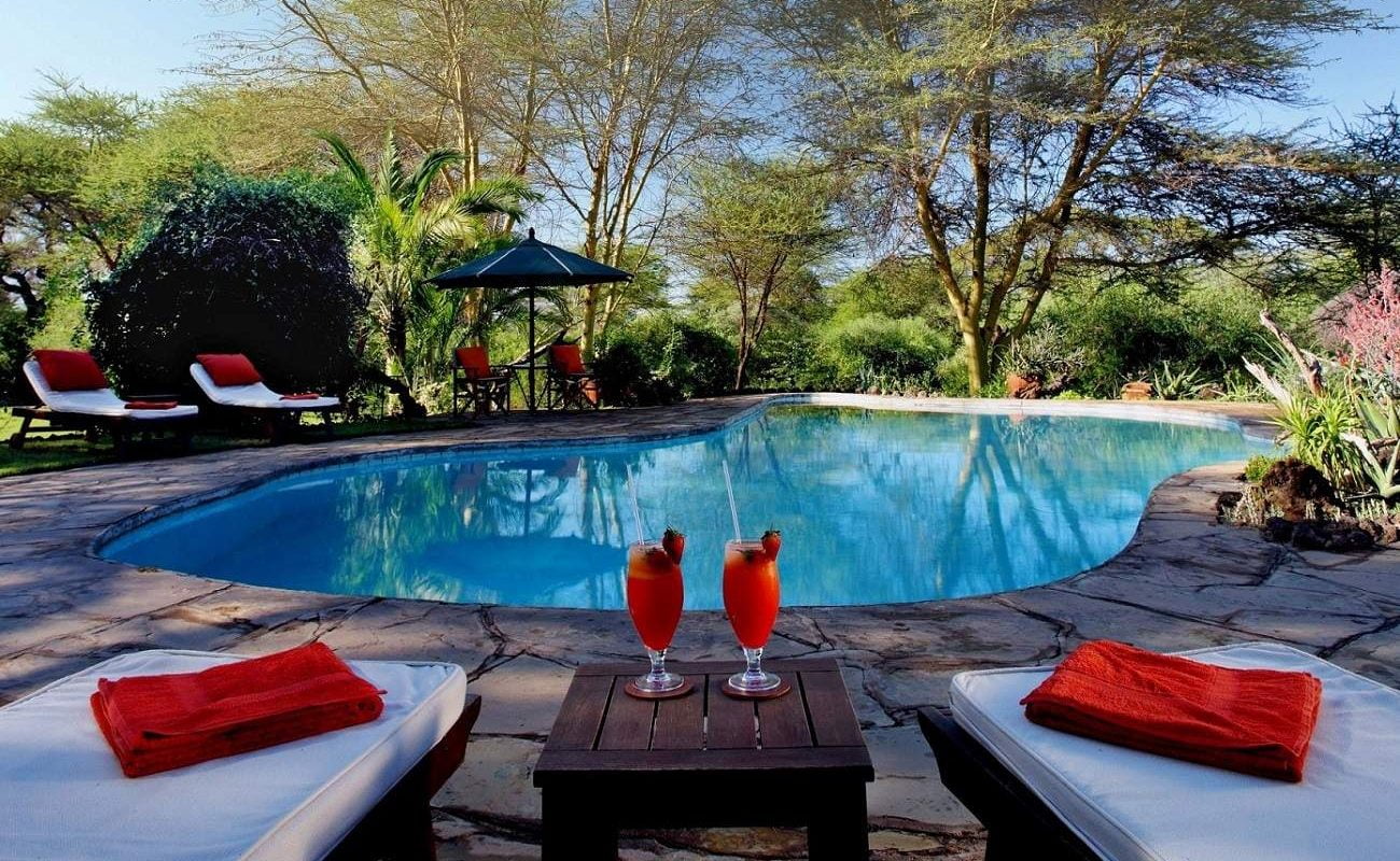 Pool für erfrischende Stunden im Tortilis Camp
