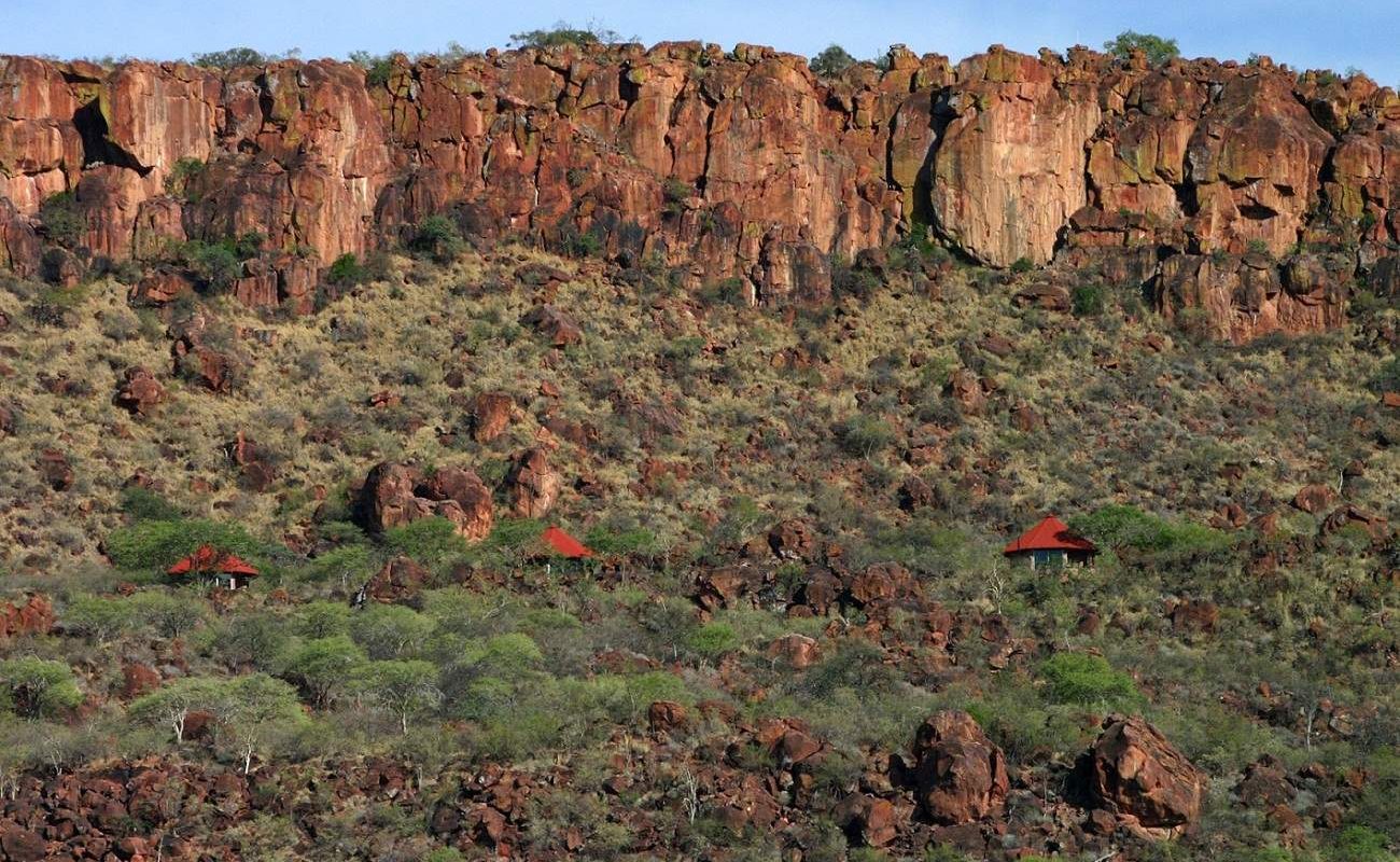 Blick auf die Waterberg Plateau Lodge vor dem massiven Berg in Namibia