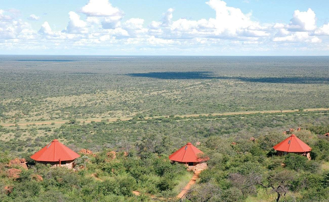 Blick auf die Chaltes der Waterberg Plateau Lodge