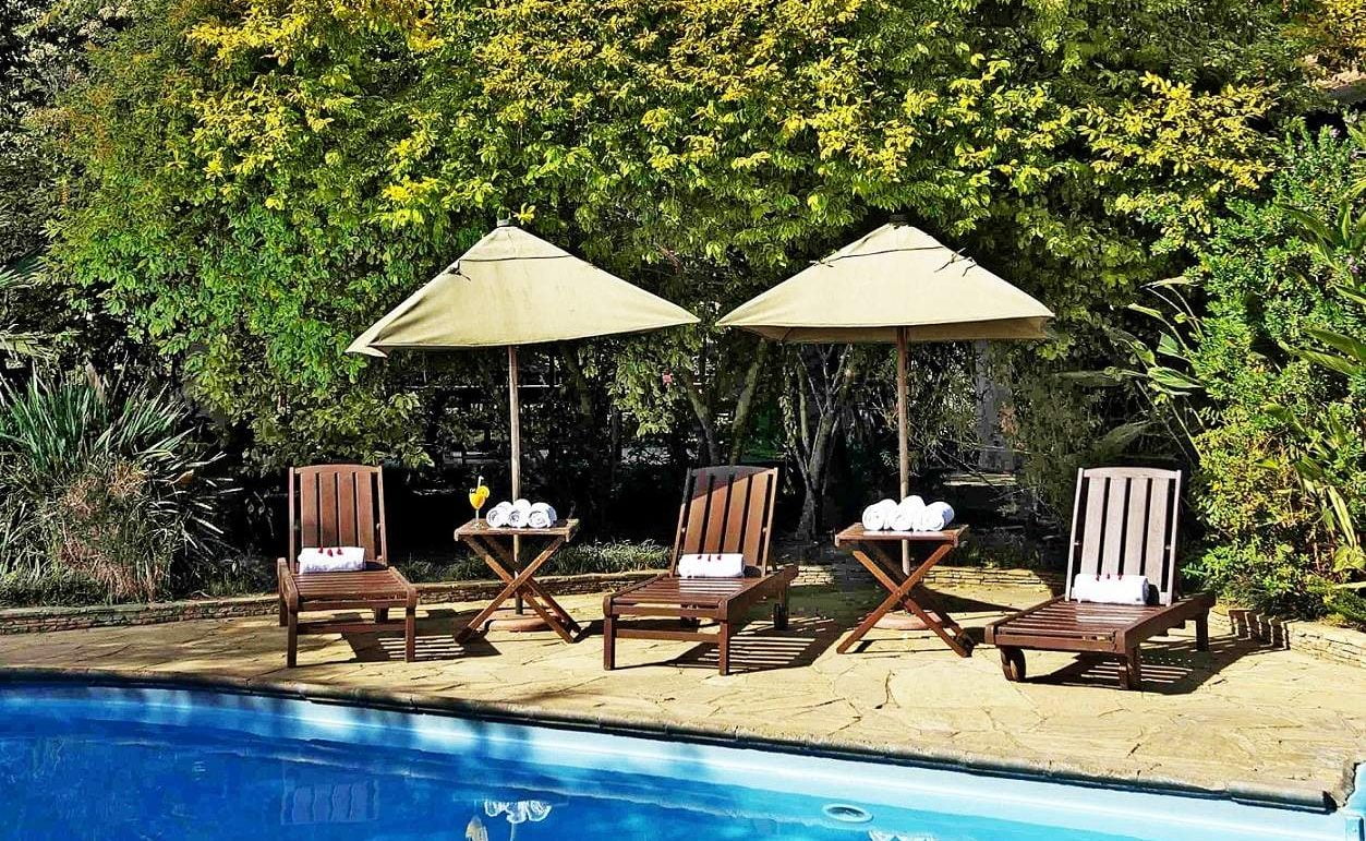 Am Pool der Arusha Coffee Lodge