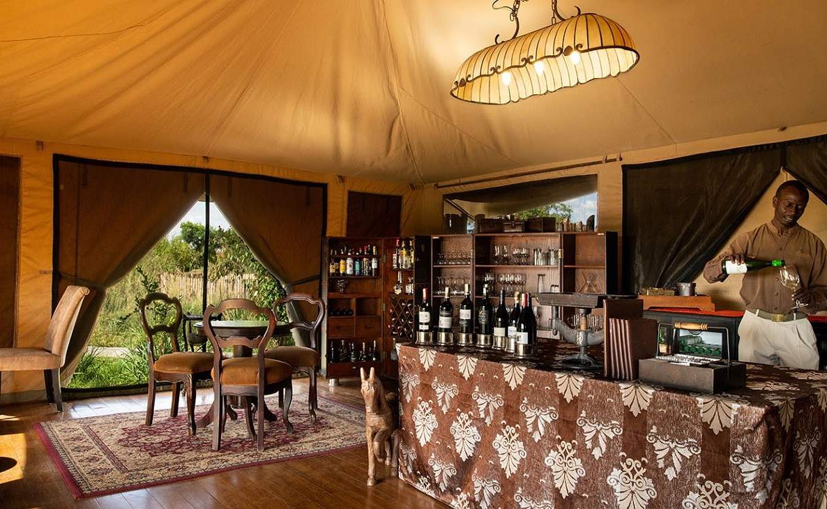 Elegante Bar des Sand River Mara Camps