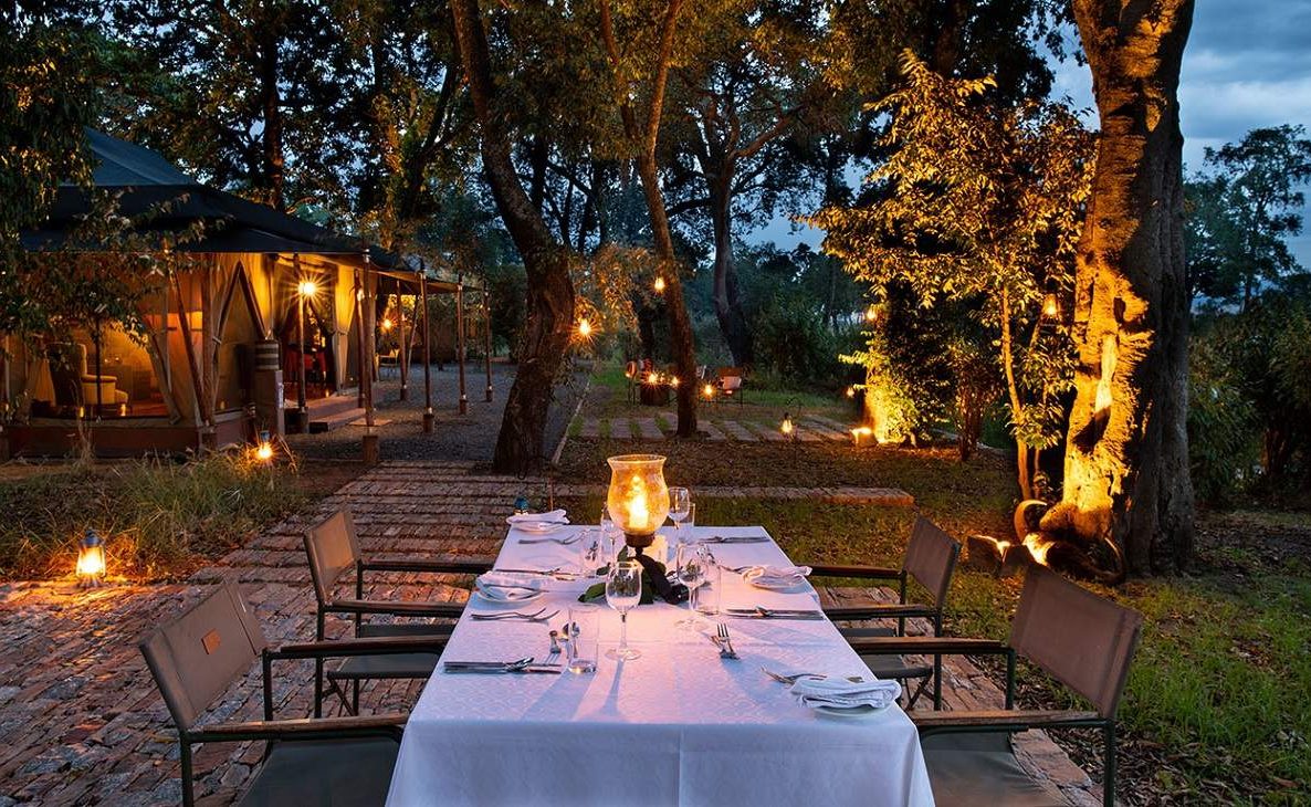 Dinner al fresco im Sand River Mara Camp