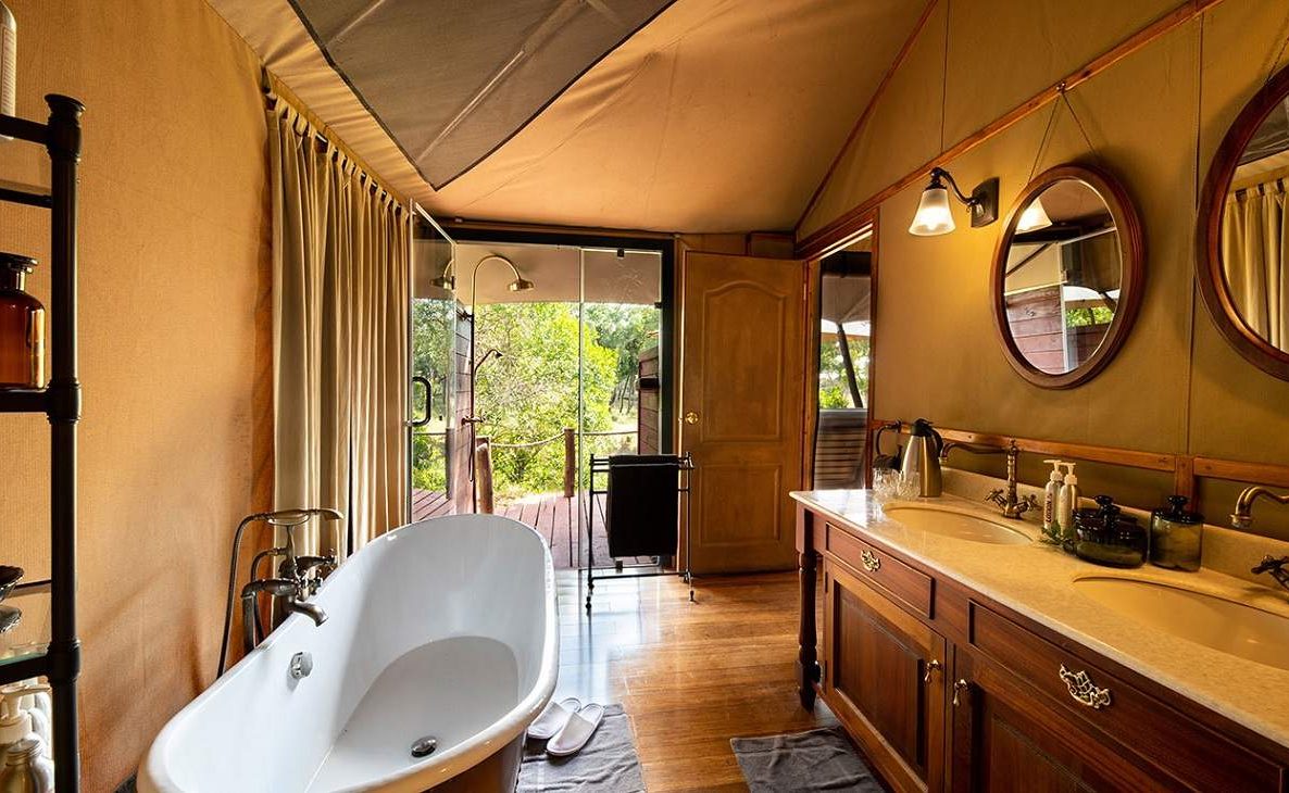Die luxuriösen Badezimmer des Sand River Mara Camps