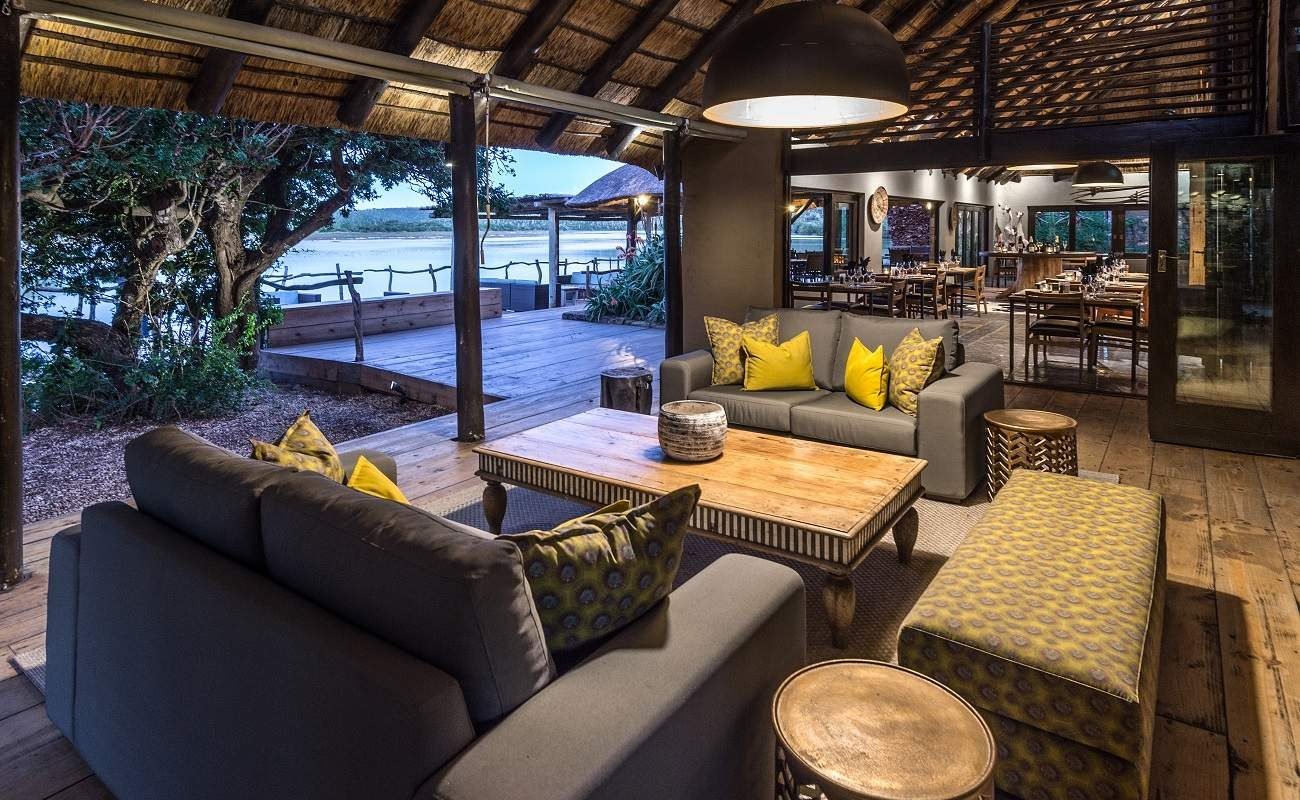 Lounge, Veranda und Pool der Kariega River Lodge