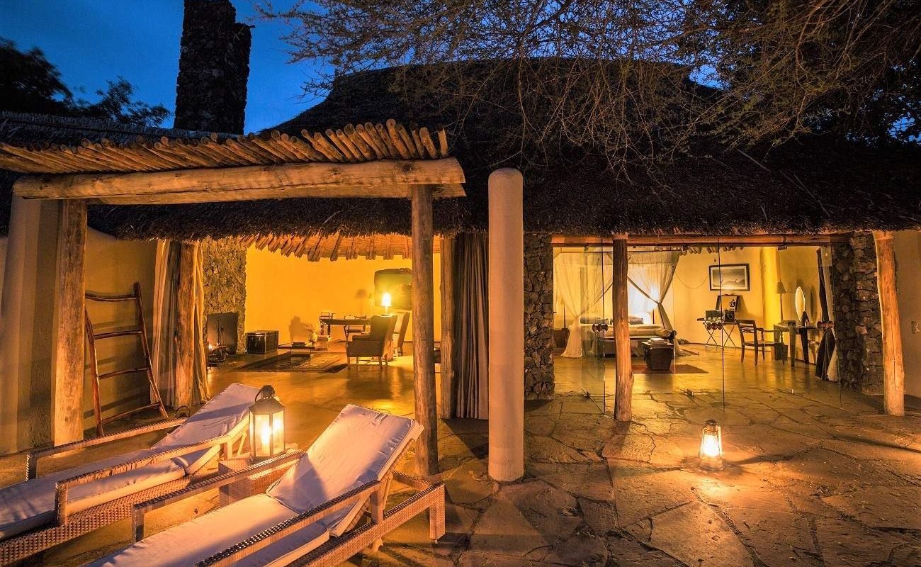 Blick über die Veranda in einer der Luxussuiten der Lodge in den Chyulu Hills