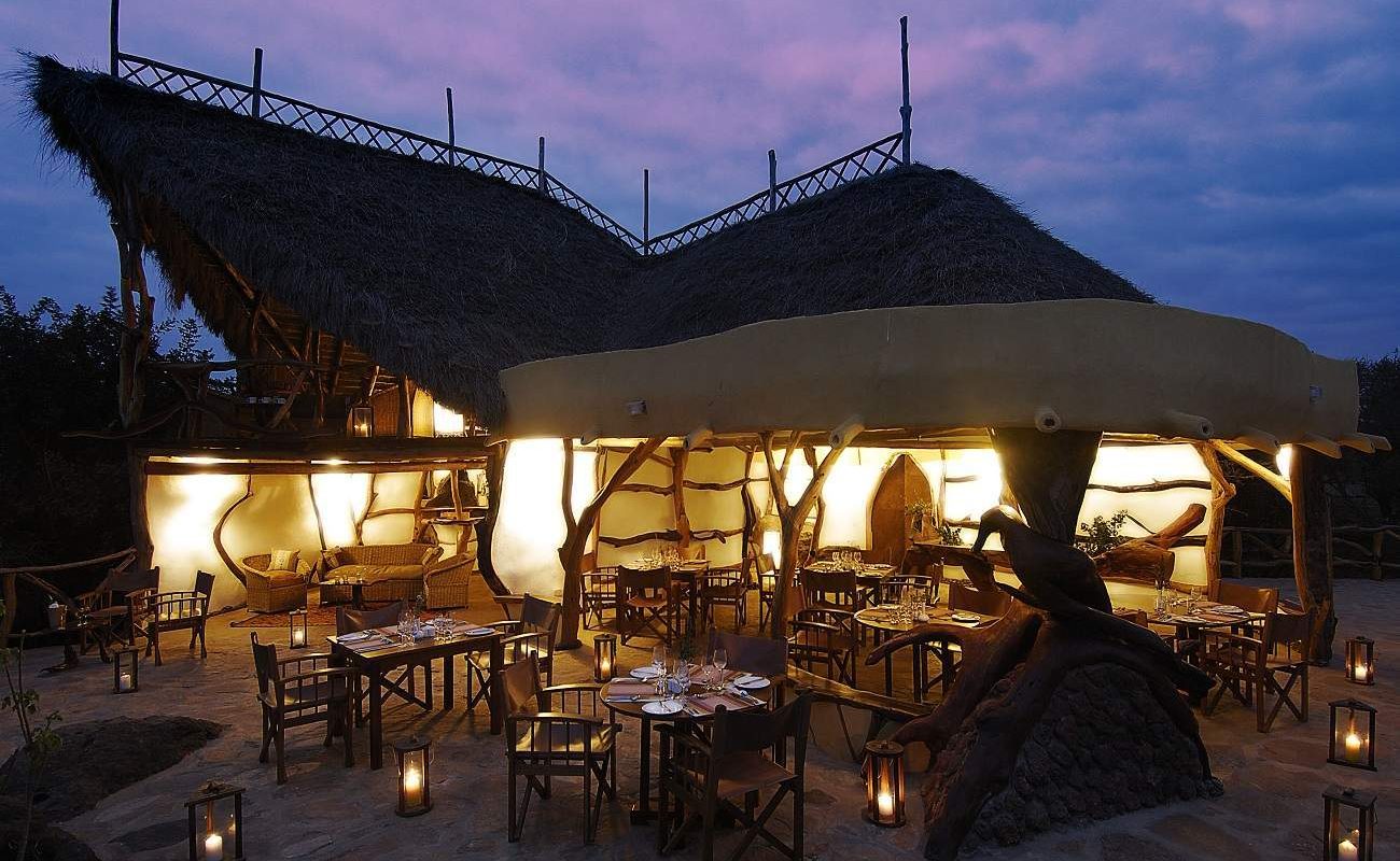 Restaurant und Lounge bei Nacht