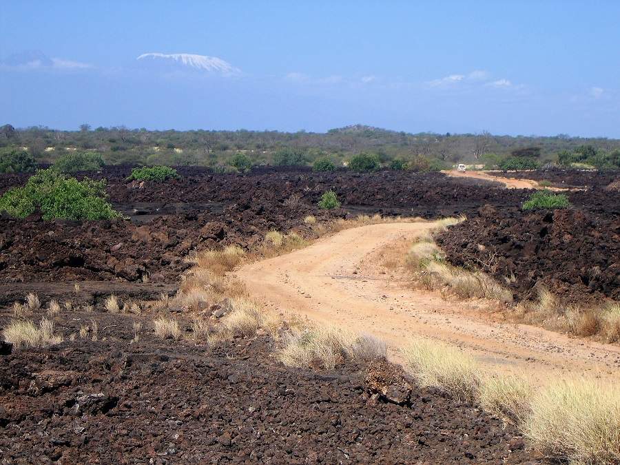 Shetani Lava vor der Kulissedes Kilimanajaro