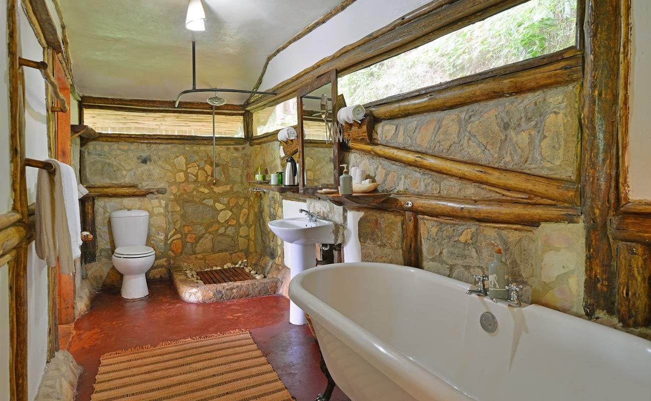 Badezimmer eines Chalets der Buhoma Lodge