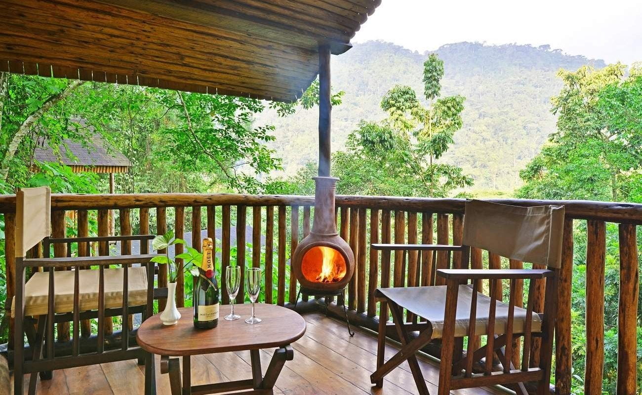 Terrasse eines Chalets in der Buhoma Lodge