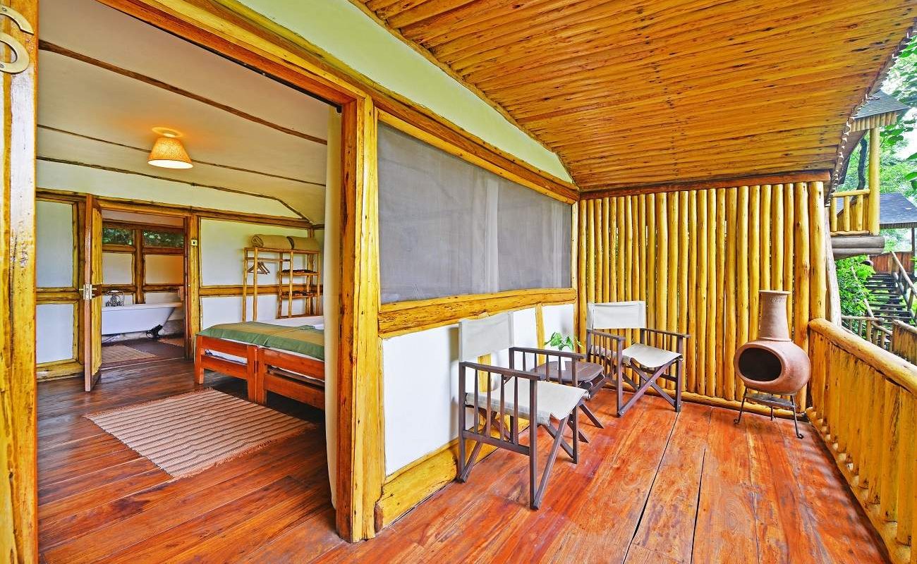 Veranda und Schlafzimmer eines Chalets in der Buhoma Lodge