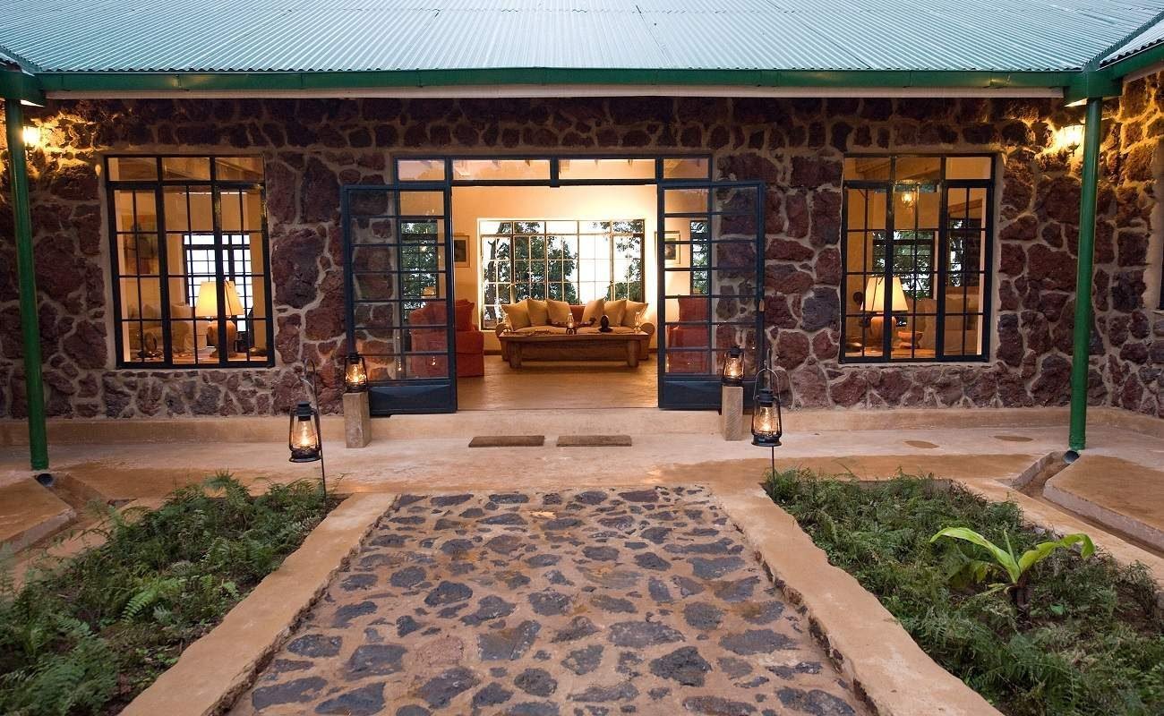 Eingang zum Haupthaus des Luxuslodge in Uganda