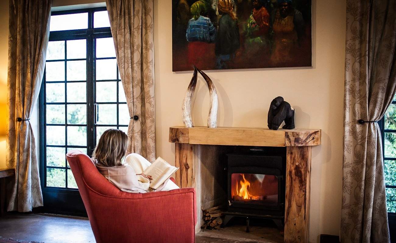 Am Kamin in der Clouds Mountain Lodge