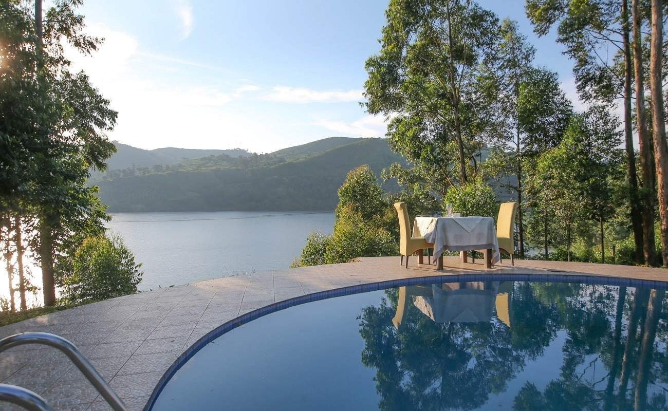 Pool der Crater Safari Lodge