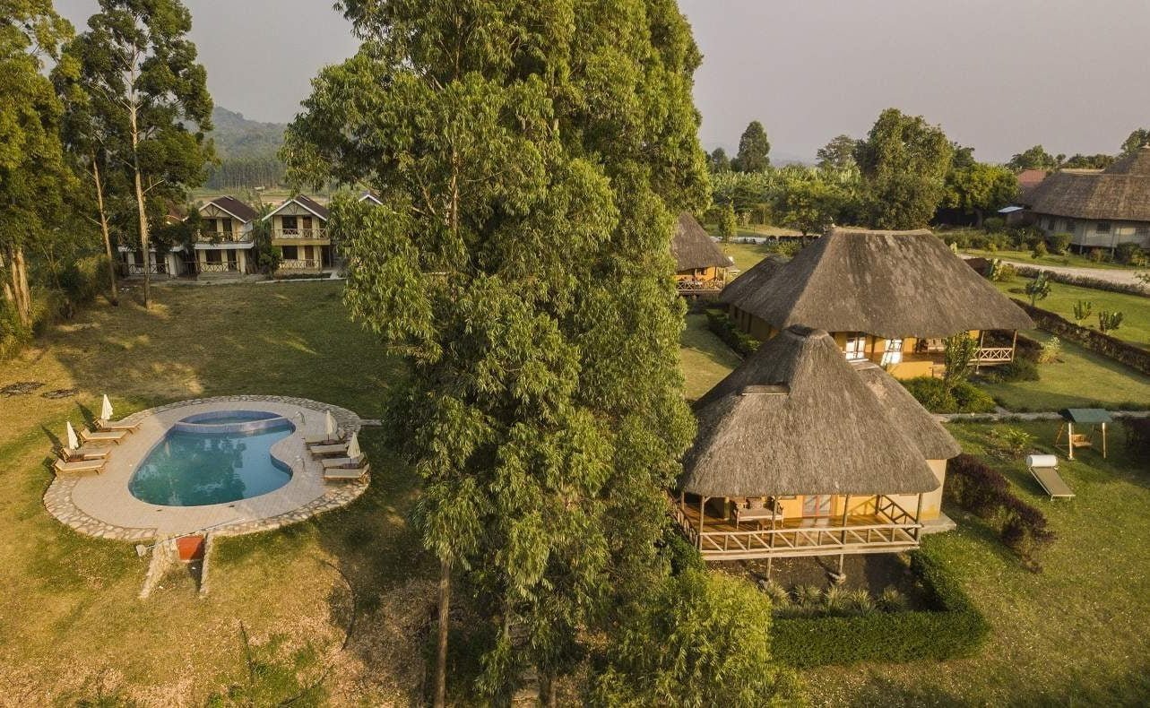 Chalets, Cabana und Pool der Crater Safari Lodge