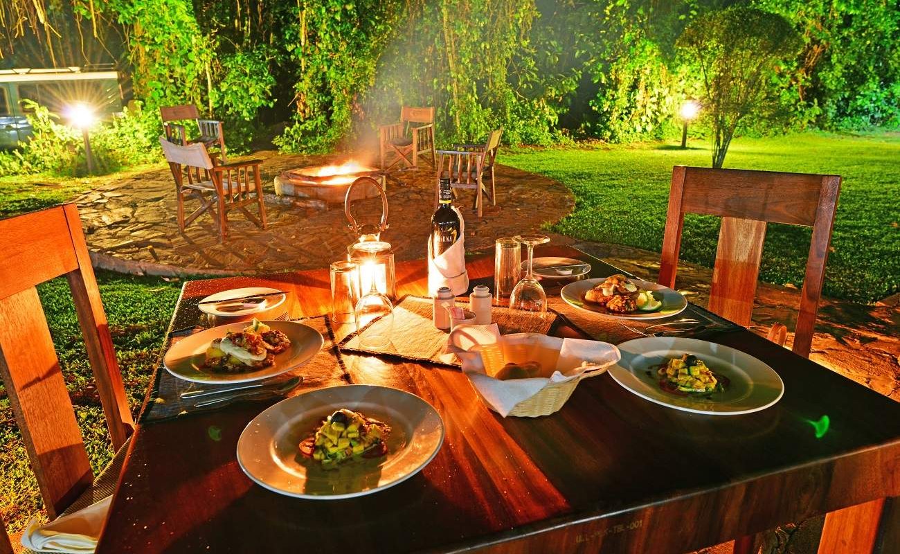 Abendessen al fresco in der Primate Lodge
